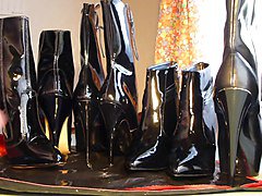 cumshot neben die geilen lackstiefeletten