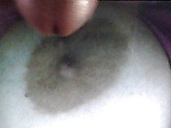 auf curleys titten gespritzt