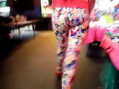 jovencita nalgona en leggins floreados