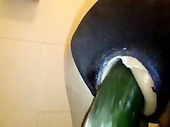 ereccion anal con pepino.