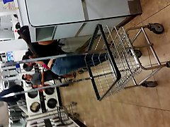 morra nalgona moviendo el trasero  en la lavanderia