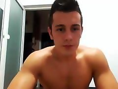 musculoso delicinha socando punheta
