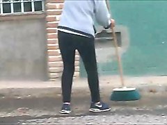 agarra bien el palo barriendo