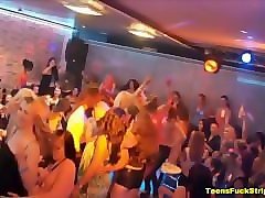 Одетые Девушки Голые Парни Стриптиз 