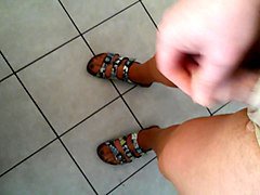 mit vollem druck auf die birkenstocks der nachbarin