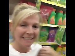 rubia madura exhibiendose en supermercado