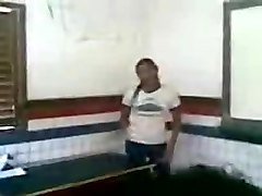 novinha tirando a roupa na sala de aula
