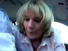 milf mamando en el coche
