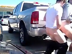 cogiendo en el estacionamiento