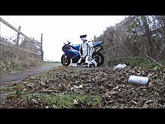 un motard fait une pause branlette