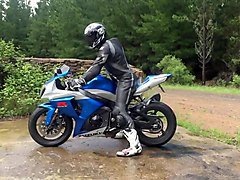 motard cuir se branle sur sa moto
