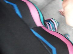 metiendo dedo en trasero marcado por leggins
