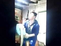 il se frotte contre le cul de cette petite salope en short