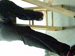 por debajo de la mesa(la profe)