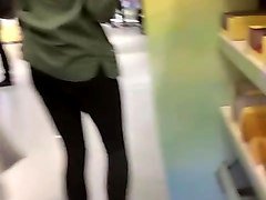 teengirl in enger leggins beim shoppen verfolgt