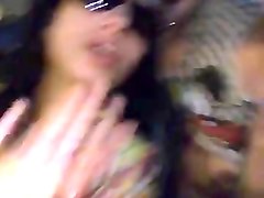 duas acompanhantes mostrando os peitos