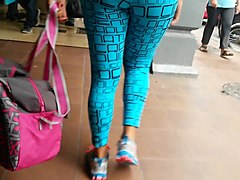 leggins azules veterana con buen culo rica