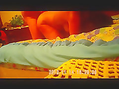 ensartada en la cama