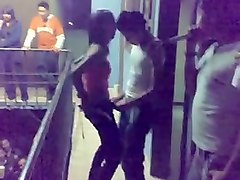 il baisse le jeans de cette petite salope en public