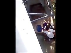 pillados en el jardin