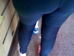 siguiendo culo en leggins 8