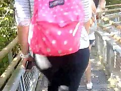 siguiendo culo en leggins 5