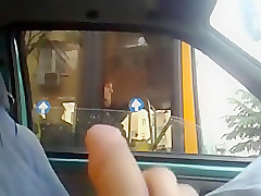 La donna sull'autobus mi guarda